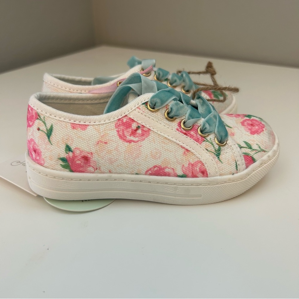 Sweethoney white rose patterned low top velvet lace sneaker size 5 new with tags
